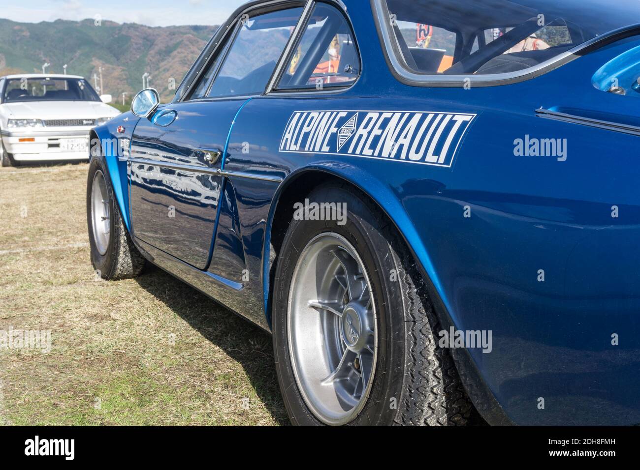 Vista laterale di una coupé Alpino blu 1973 A110 1600 si sport guardando in avanti dalla parte posteriore della vettura. Foto Stock