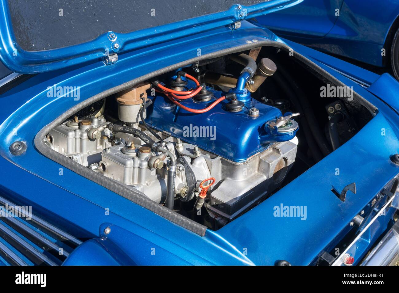 Primo piano del motore aperto e del vano di Un blu 1973 Alpine A110 1600 si coupé sport all'esterno al sole Foto Stock