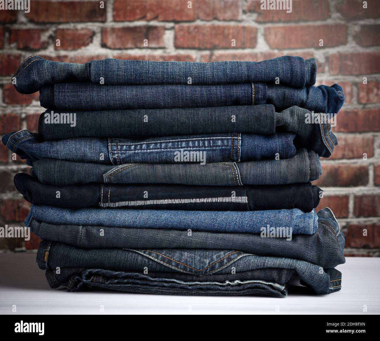 Pile di jeans blu ripiegati diversi Foto Stock