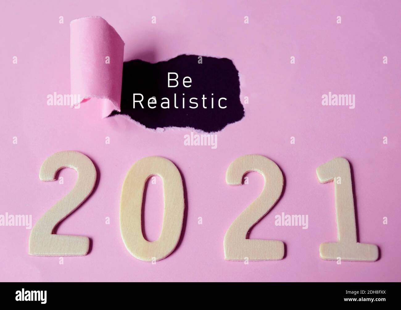 Testo realistico su carta strappata con sfondo anno 2021. Buon concetto di anno nuovo Foto Stock