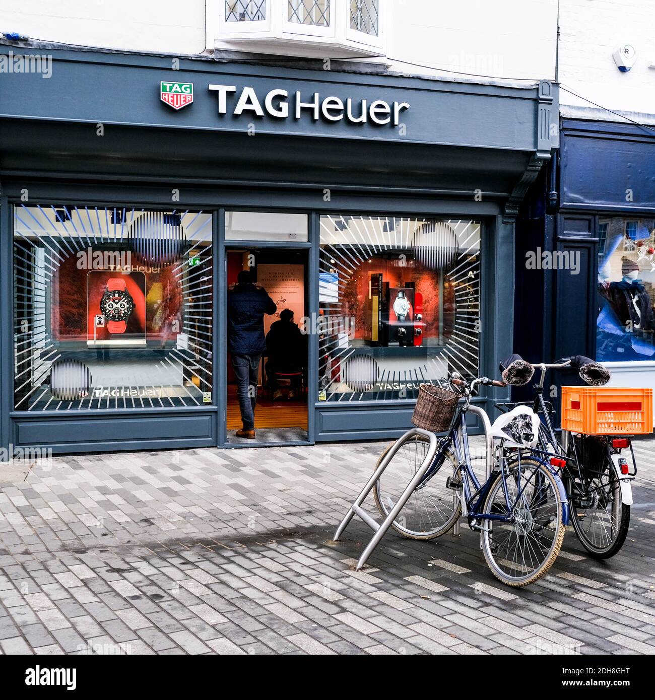 Kingston London, dicembre 09 2020, Tag Heurer Luxury Watches Shop o Store Front con biciclette parcheggiate all'esterno Foto Stock