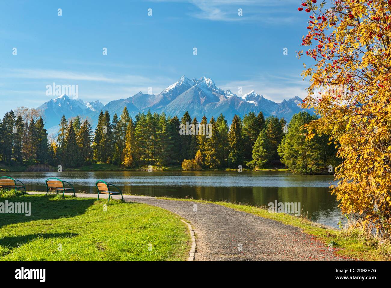 Lago di montagna il villaggio di Strbske Pleso nel Parco Nazionale Monti Tatra, Slovacchia, Europa Foto Stock