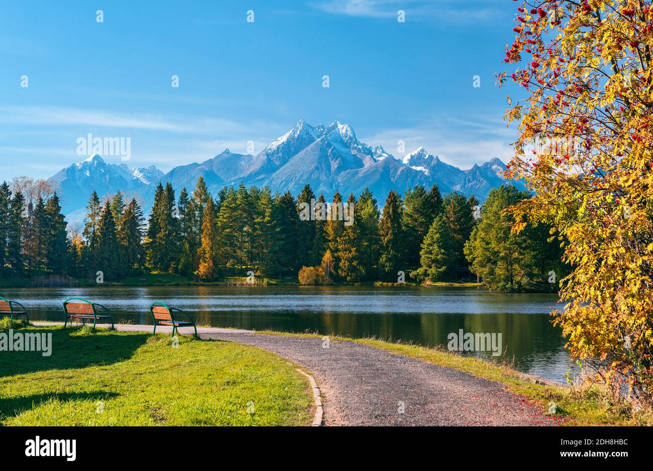 Lago di montagna il villaggio di Strbske Pleso nel Parco Nazionale Monti Tatra, Slovacchia, Europa Foto Stock
