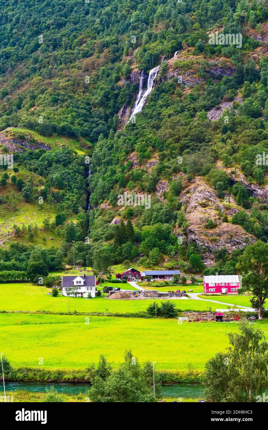 Norvegia villaggio casa e cascata Foto Stock