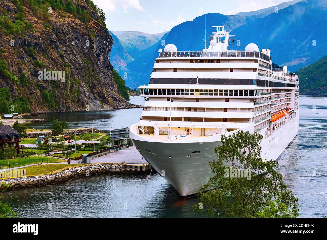 Fiordo norvegese e nave da crociera Foto Stock