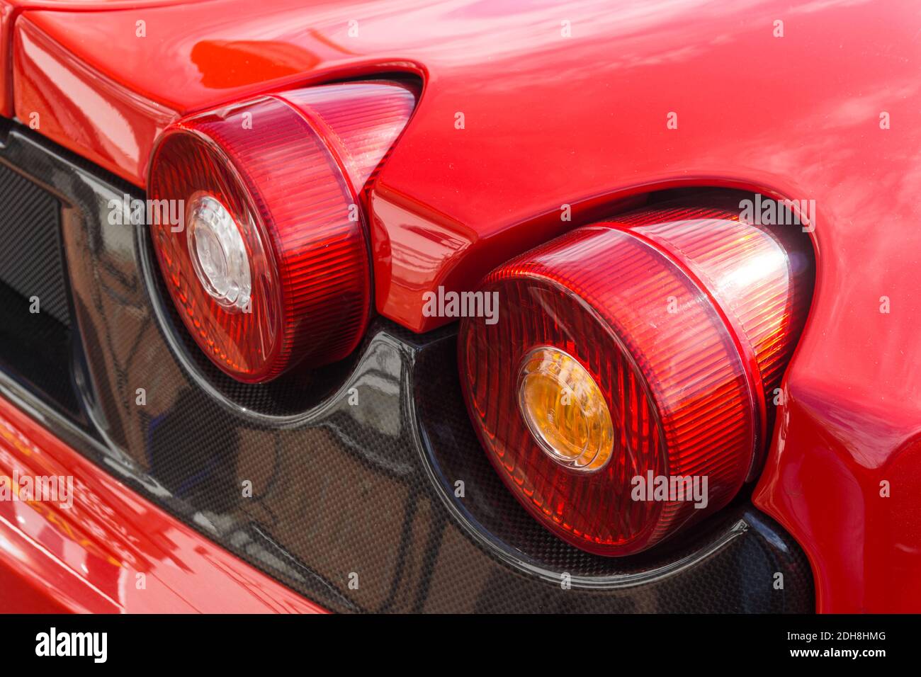 Primo piano del gruppo luci posteriori su Posteriore di una rossa rosso corsa Ferrari F430 coupé sportivo Foto Stock
