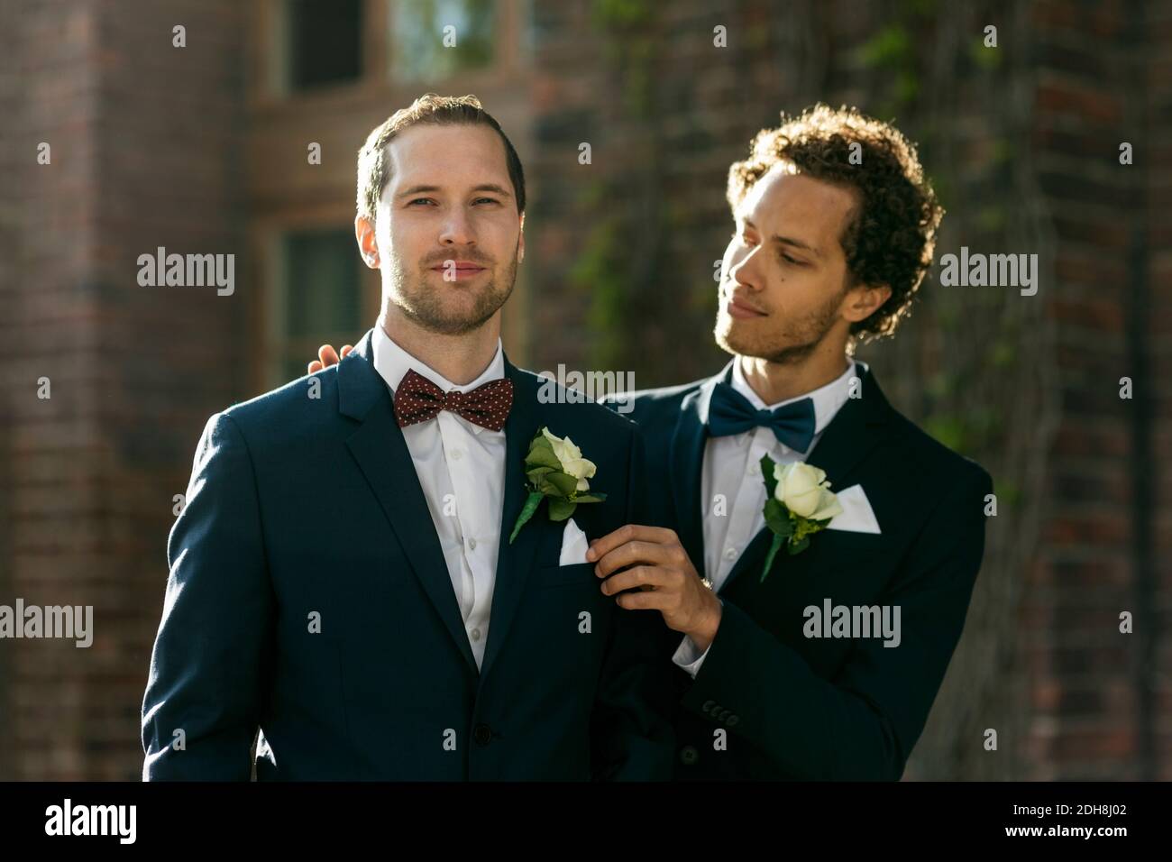 Ritratto di uomo gay sicuro con partner newlywed Foto Stock
