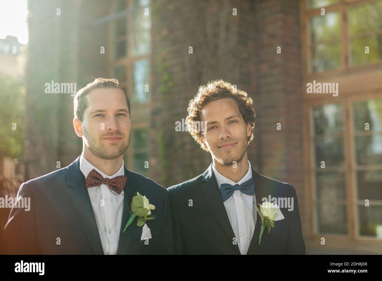 Ritratto di fidata coppia gay newlywed Foto Stock