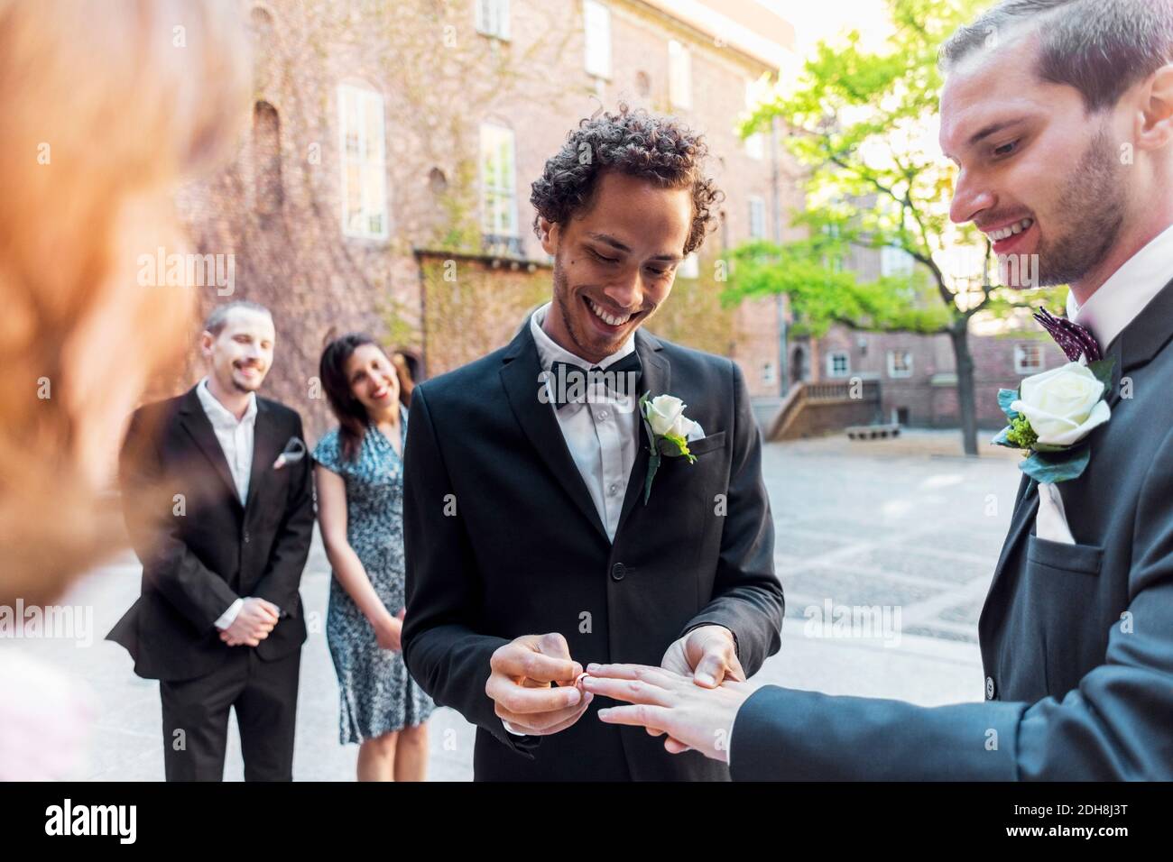 Coppie gay che si scambiano anelli durante la cerimonia nuziale Foto Stock