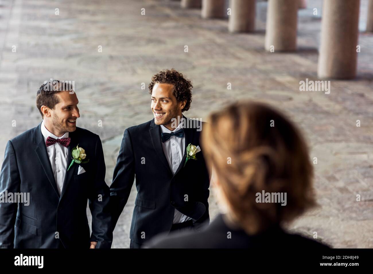 Vista ad alto angolo del sacerdote e della felice coppia gay Foto Stock