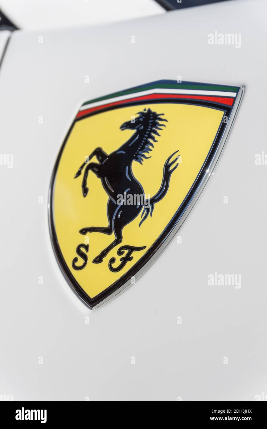 Primo piano del logo del cavallo che punga l'emblema Sul lato bianco Ferrari F8 Spider convertibile sport auto Foto Stock