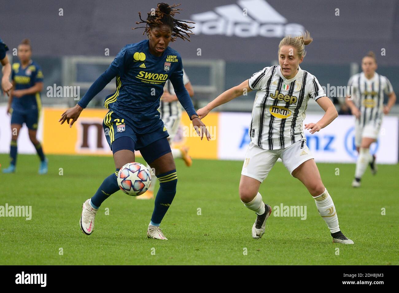 Torino, Italia. 09 dicembre 2020. Kadeisha Buchanan dell'Olympique Lyonnais e Valentina Cernoia della Juventus durante la partita della UEFA Women's Champions League tra Juventus e Lione allo stadio Allianz il 9 dicembre 2020 a Torino, Italia. (Foto di Alberto Gandolfo/Pacific Press/Sipa USA) Credit: Sipa USA/Alamy Live News Foto Stock