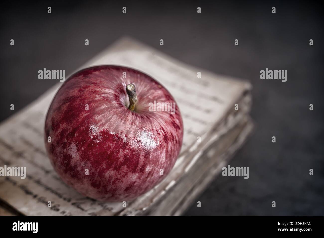 Una Apple matura sullo sfondo di un libro. Foto Stock