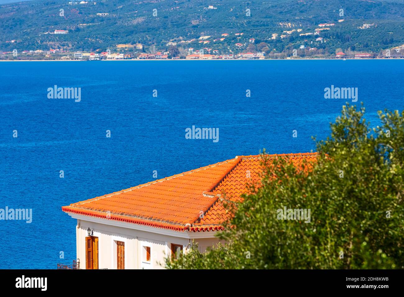 Pylos, Grecia casa tetto, ulivo e vista sul mare Foto Stock