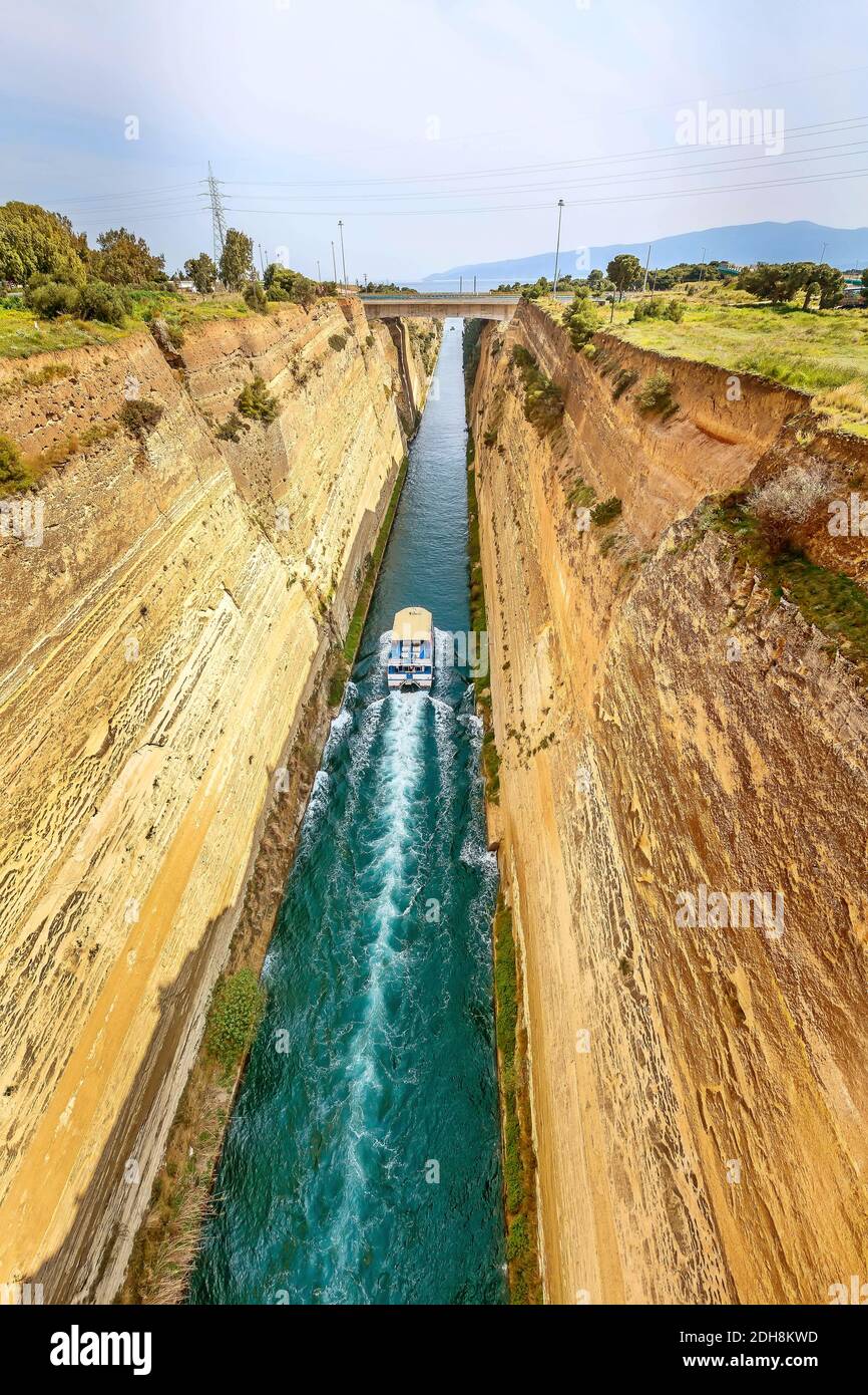 Nave che passa il canale di Corinto in Grecia Foto Stock