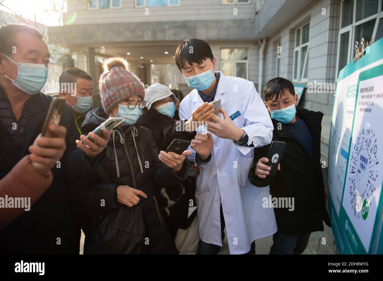 (201210) -- PECHINO, 10 dicembre 2020 (Xinhua) -- UN membro dello staff aiuta i cittadini anziani a scansionare un codice QR di monitoraggio della salute presso l'ospedale Xuanwu della Capital Medical University di Pechino, capitale della Cina, 10 dicembre 2020. La Cina ha lanciato una campagna triennale per aiutare gli anziani del paese ad attraversare il divario digitale e a godere dello sviluppo di tecnologie intelligenti. Il governo ha recentemente pubblicato un piano che specifica le misure per aiutare gli anziani a superare le barriere all'uso delle tecnologie intelligenti, mantenendo al contempo i servizi tradizionali per loro. Il piano, emesso dall'Ufficio Generale dello Stat Foto Stock