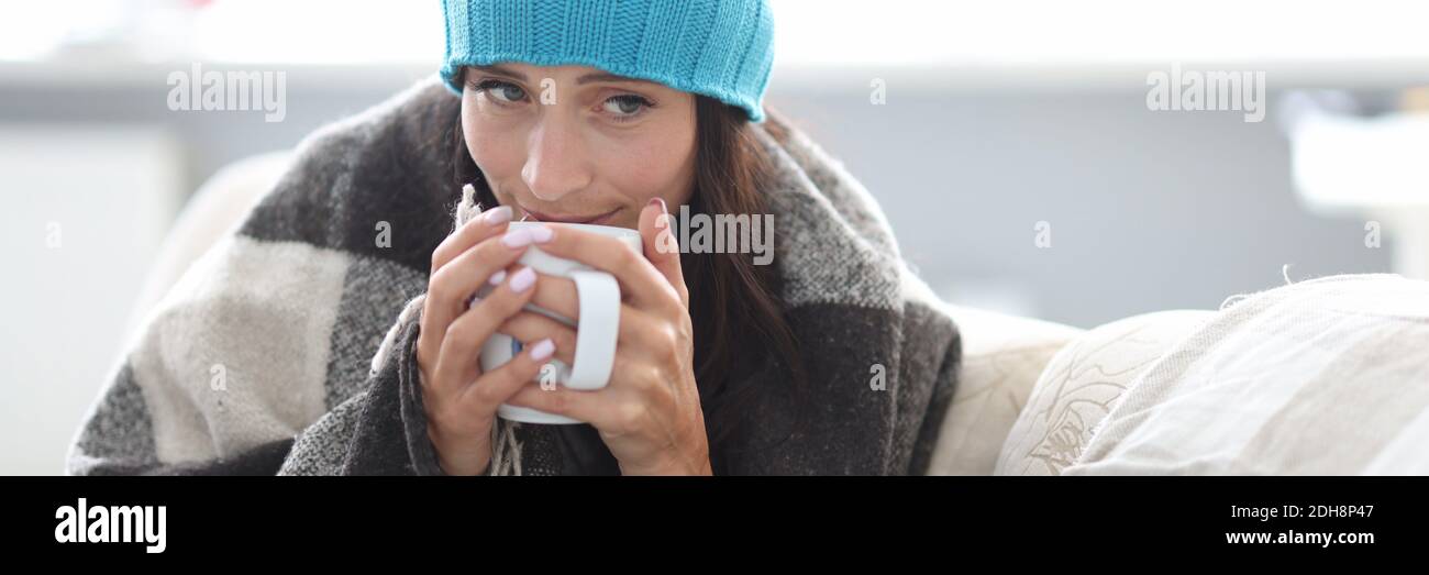 Persona malata bere liquido caldo. Foto Stock