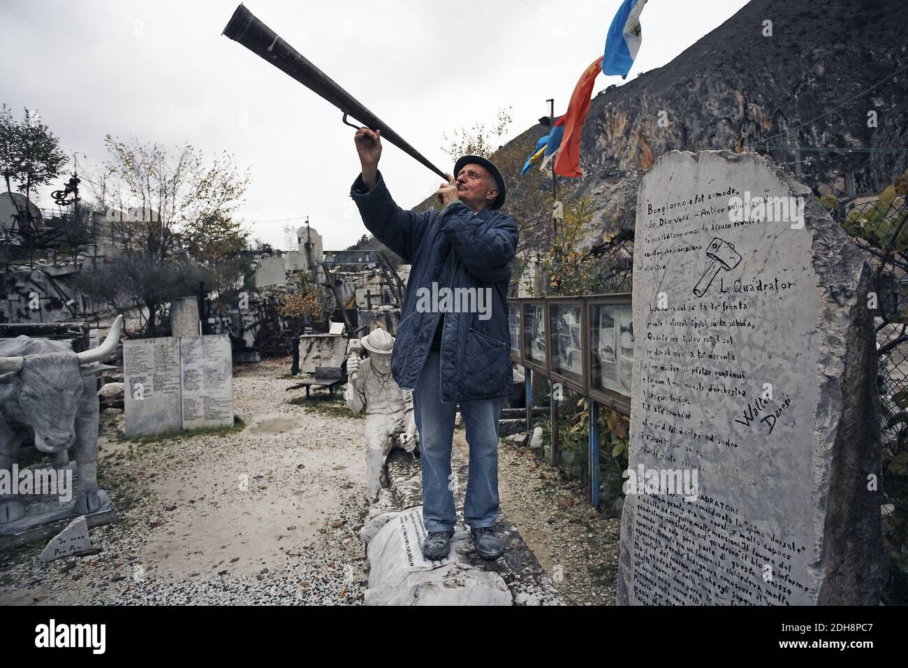 La guida turistica mostra le antiche tradizioni dell'operazione di avvertimento di brillamento presso il museo delle cave di marmo di Carrara Italia . Foto Stock