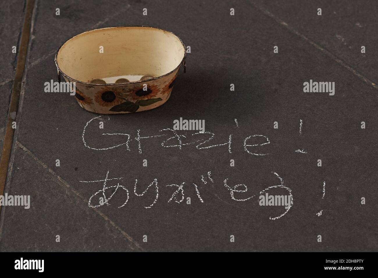 A Firenze, in Toscana, in Italia, la parola “Grazie” è scritta sul pavimento in gesso, aggiungendo un tocco di cuore alle affascinanti strade della città. Foto Stock