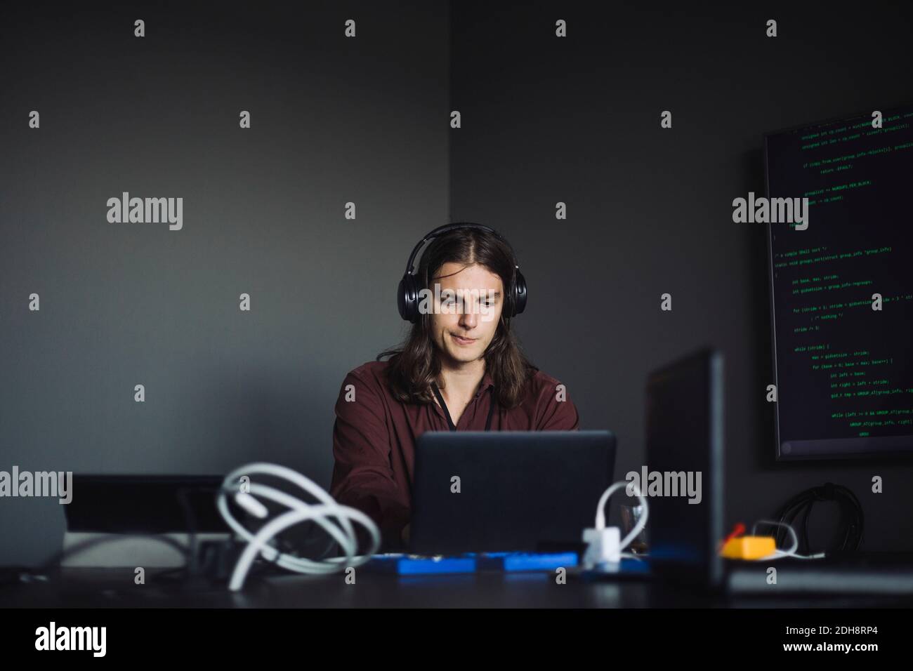 Contemplando IL lavoro PROFESSIONALE DI IT in ufficio creativo Foto Stock