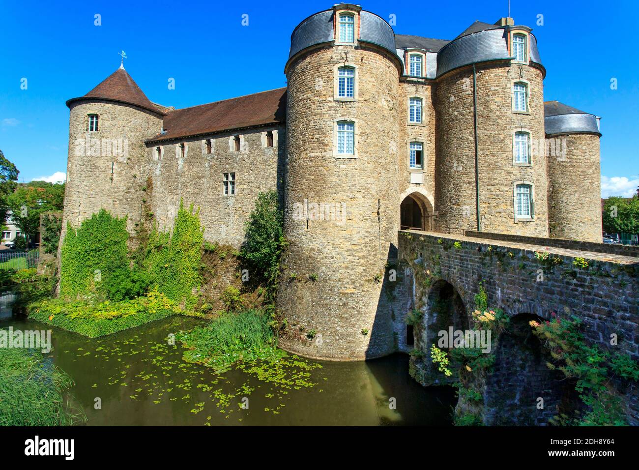 Ingresso fortificato al museo-castello di Boulogne-sur-Mer, castello di Chateau d'Aumont, ex fortezza medievale Foto Stock