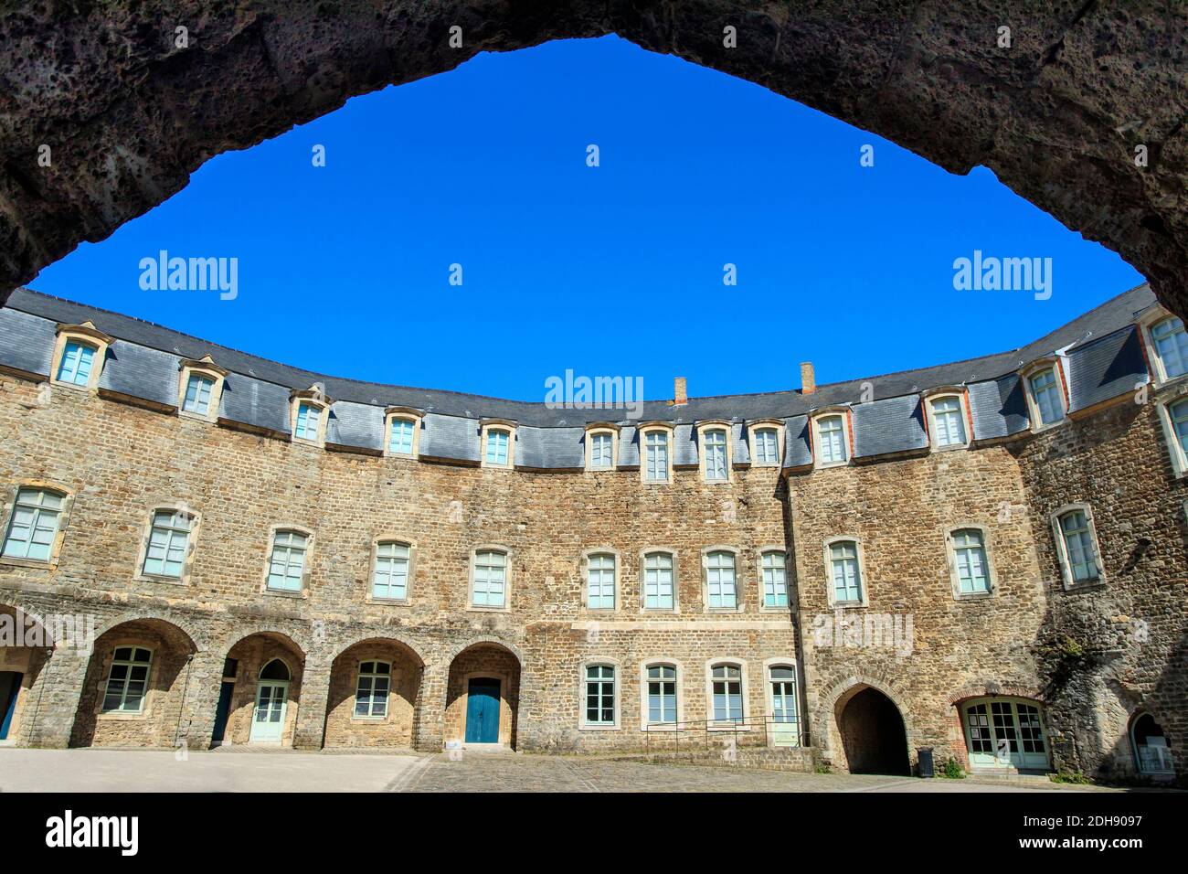 Ingresso fortificato al museo-castello di Boulogne-sur-Mer, castello di Chateau d'Aumont, ex fortezza medievale. Il cortile interno Foto Stock
