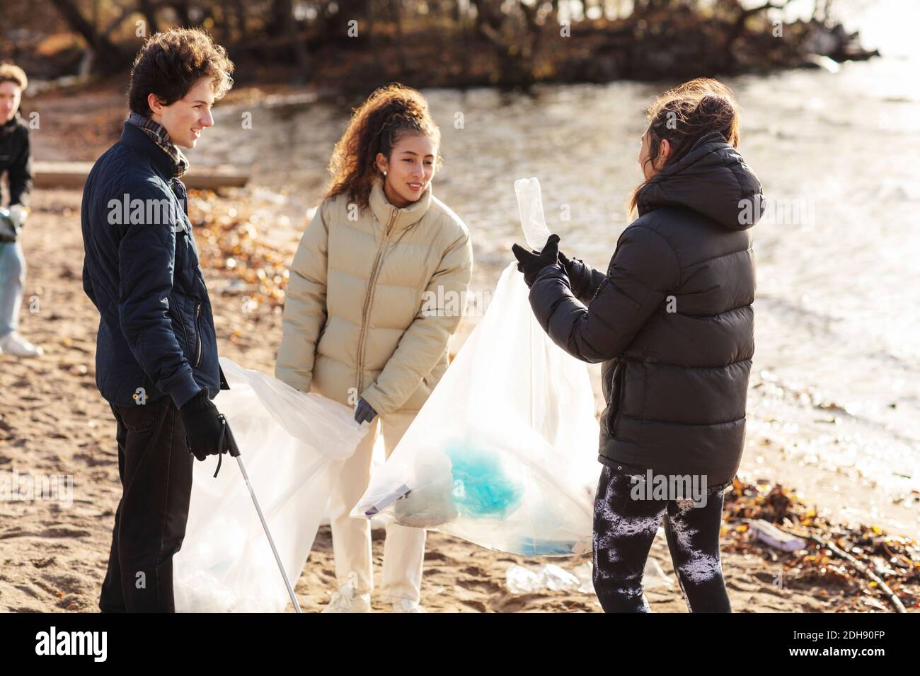 Giovane ambientalista che raccoglie le microplastiche dal lago Foto Stock