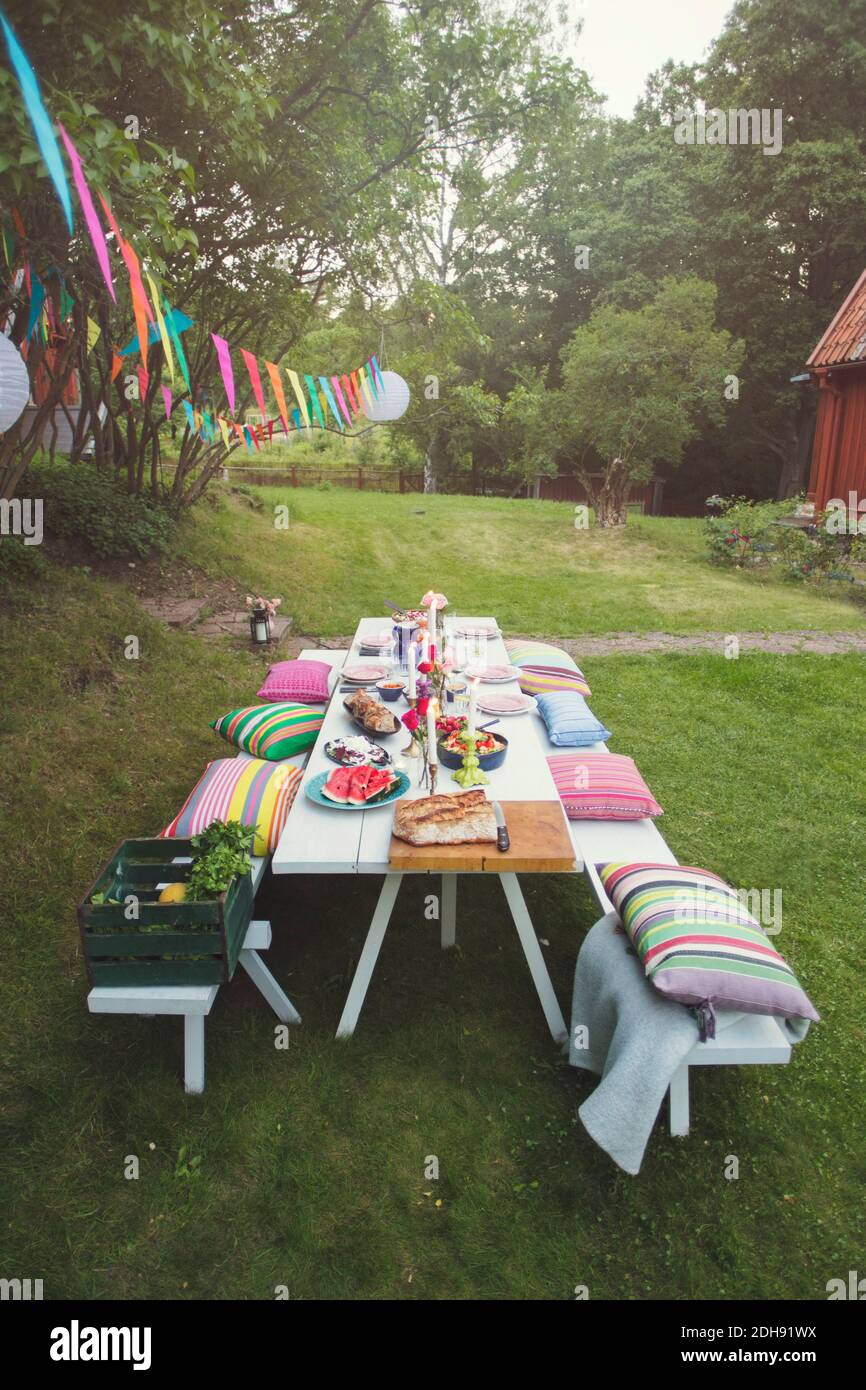 Vista ad alto angolo di tavolo da picnic decorato nel cortile festa in giardino Foto Stock