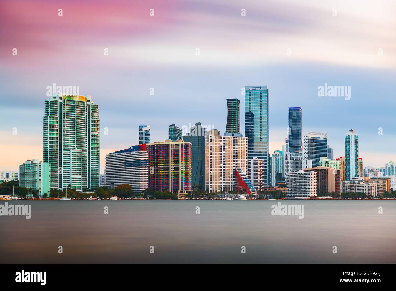 Miami, Florida, USA, skyline della città in centro sulla Biscayne Bay al crepuscolo. Foto Stock