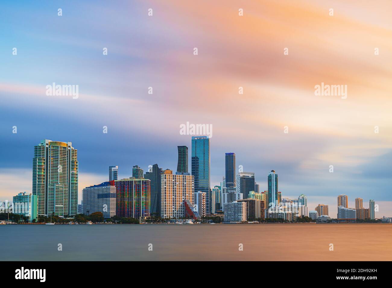 Miami, Florida, USA, skyline della città in centro sulla Biscayne Bay al crepuscolo. Foto Stock