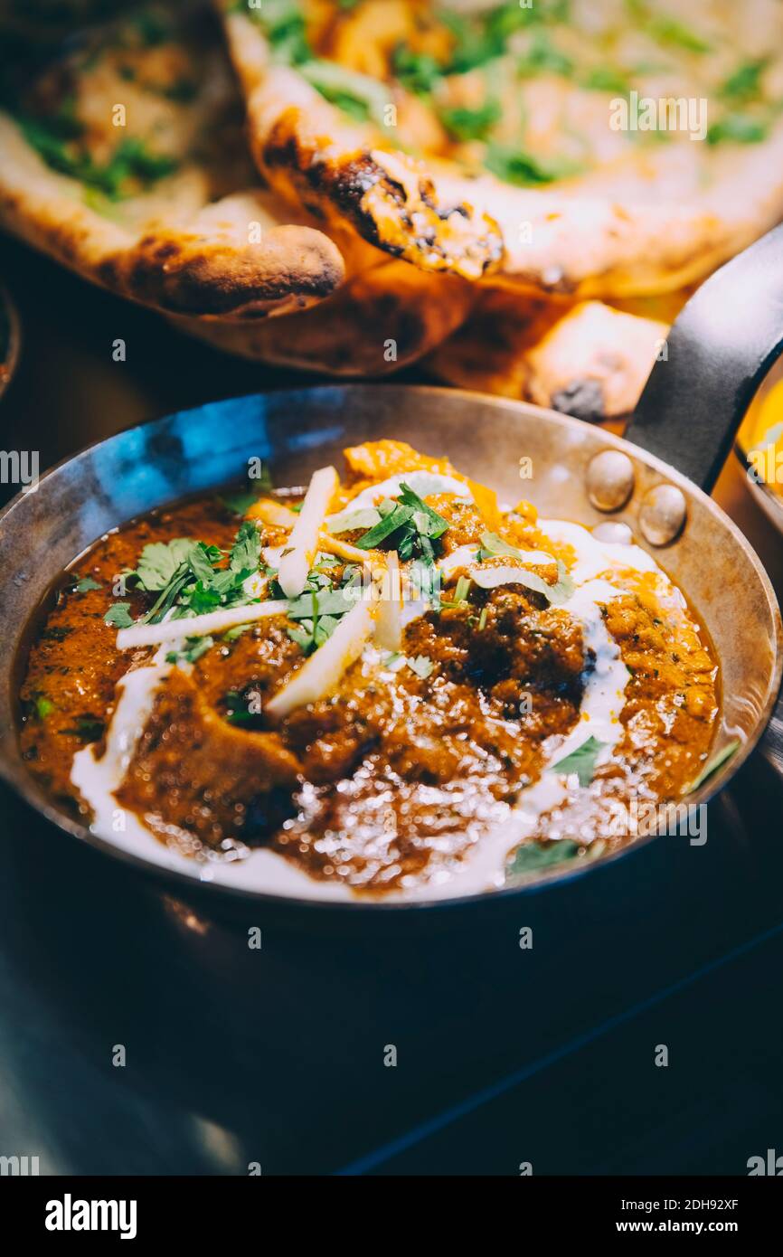 Vista ad alto angolo del cibo di strada indiano servito in concessione stand del veicolo commerciale terrestre Foto Stock