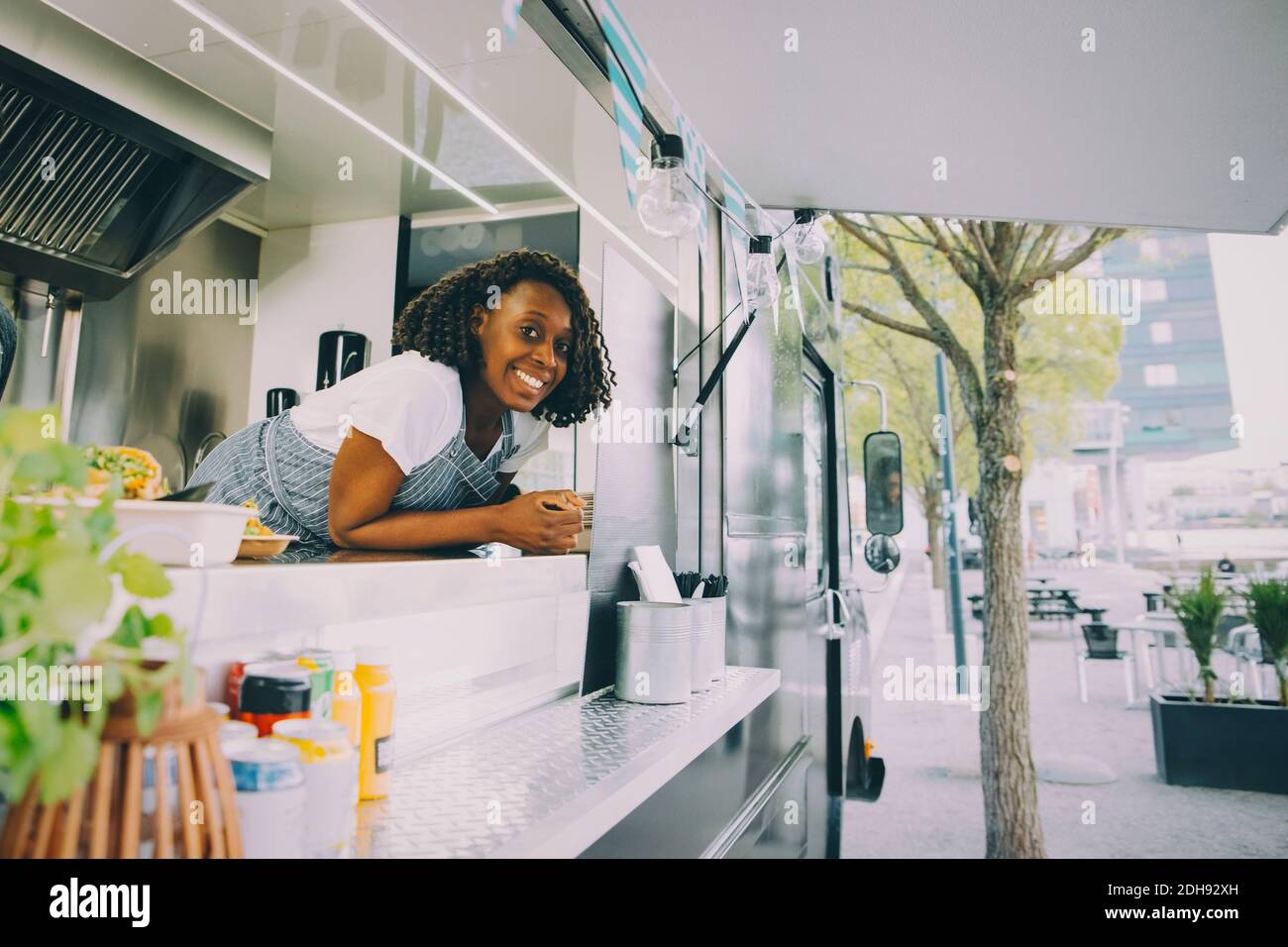 Ritratto di donna sorridente in piedi in camion alimentare Foto Stock