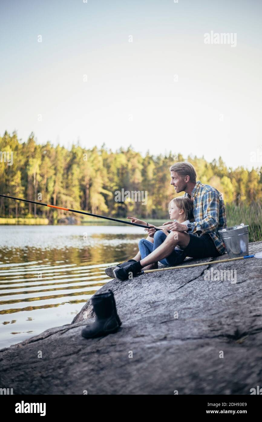 Padre e figlia pesca al lago durante il fine settimana Foto Stock