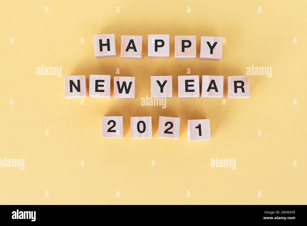 Felice anno nuovo 2021 su legno blocco sfondo giallo Foto Stock