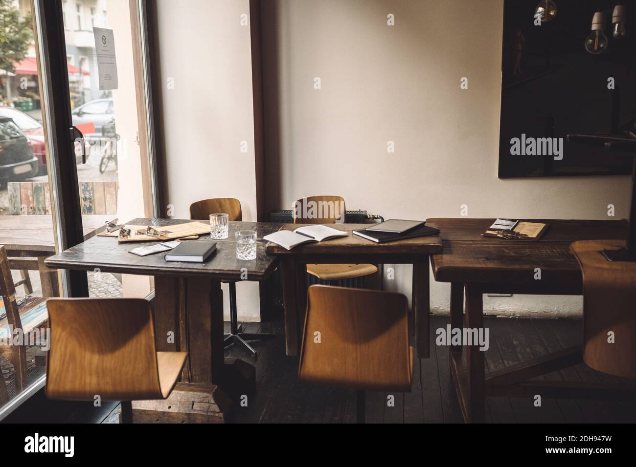 Sedie vuote con diario sul tavolo nel ristorante Foto Stock