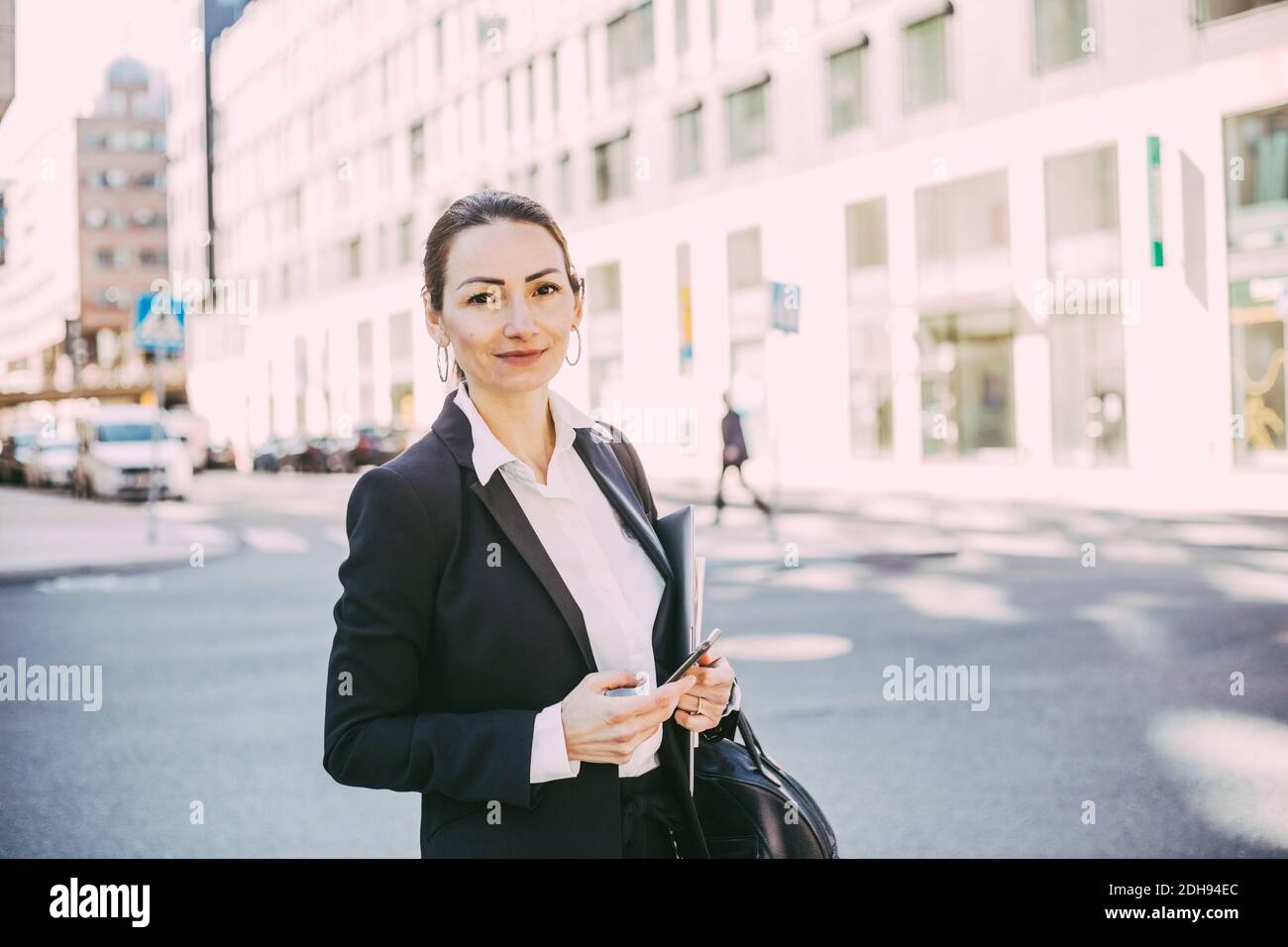 Ritratto di donna d'affari sorridente in città Foto Stock