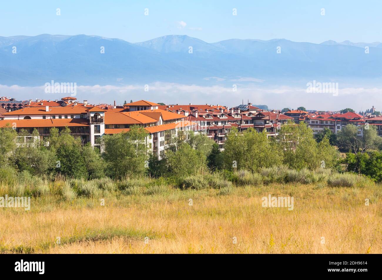 Panorama estivo in bulgaro tutte le stagioni resort Bansko, Bulgaria Foto Stock