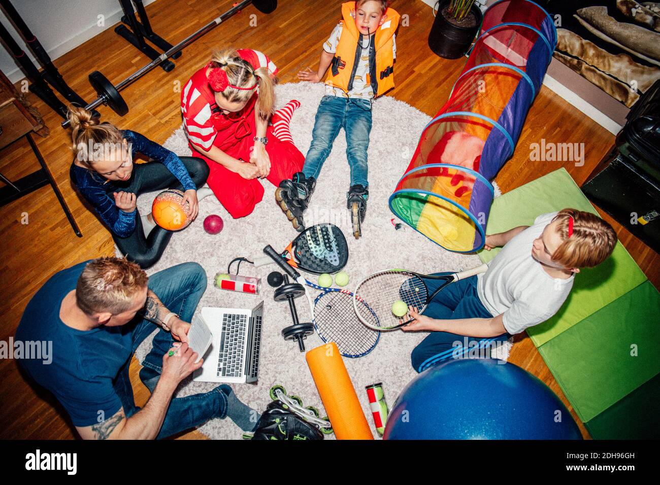 Vista ad alto angolo della famiglia che si siede al piano Foto Stock