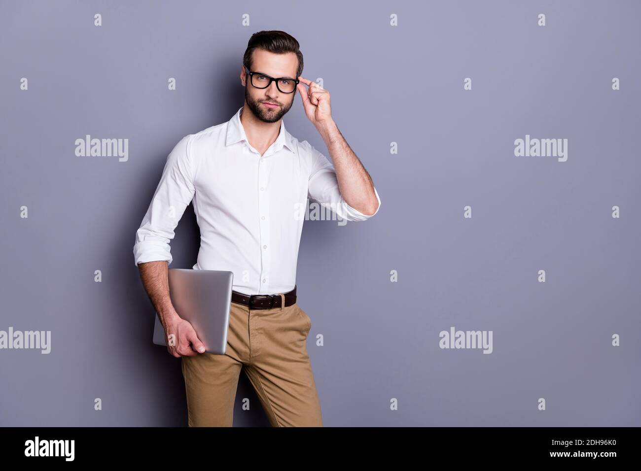 Ritratto di successo affidabile uomo marketing agente immobiliare tenere occhiali touch per laptop pronti per il lavoro a distanza indossare un abbigliamento di buon aspetto isolato sopra Foto Stock