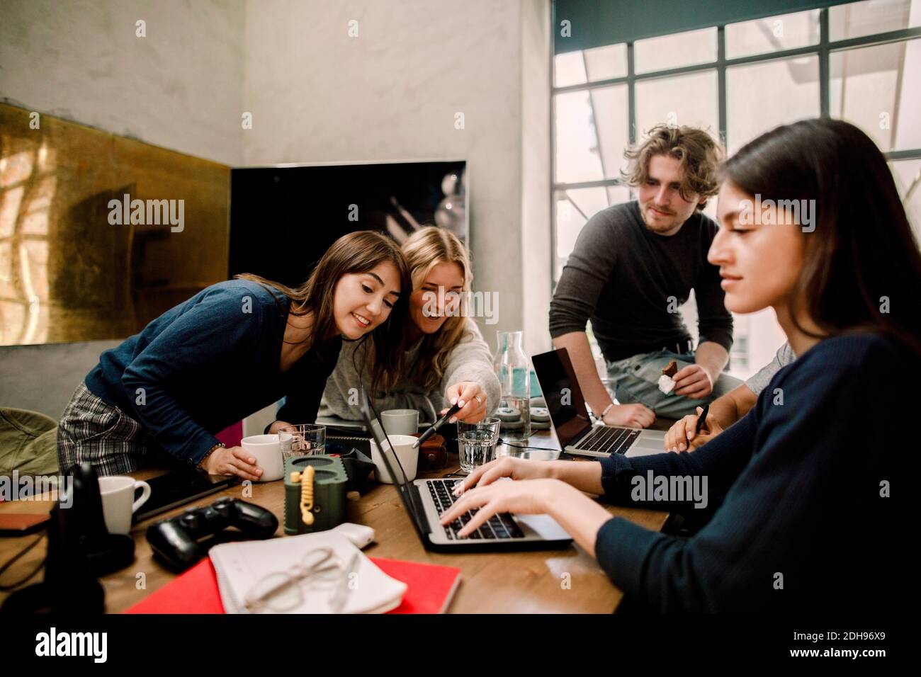 I professionisti che lavorano in ufficio Foto Stock