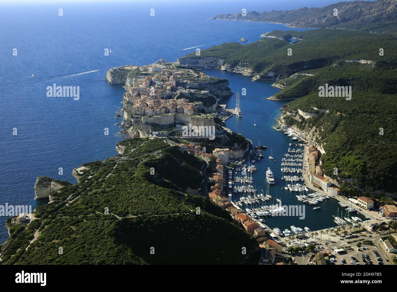 Corse-du-Sud (Corsica del Sud): Veduta aerea della città alta di Bonifacio, la sua cittadella, il suo porto commerciale e marina circondato da scogliere Foto Stock