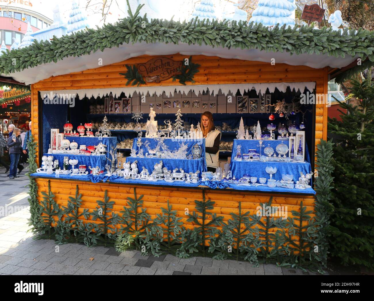 HANNOVER, GERMANIA-1 DICEMBRE: Ragazza non identificata che vende i regali di Natale al mercato di Natale Weihnachtsmarkt. Dicembre 1,2018 ad Hannover, Germania. Foto Stock