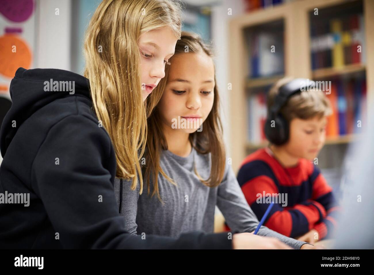 Ragazze che studiano insieme in aula Foto Stock