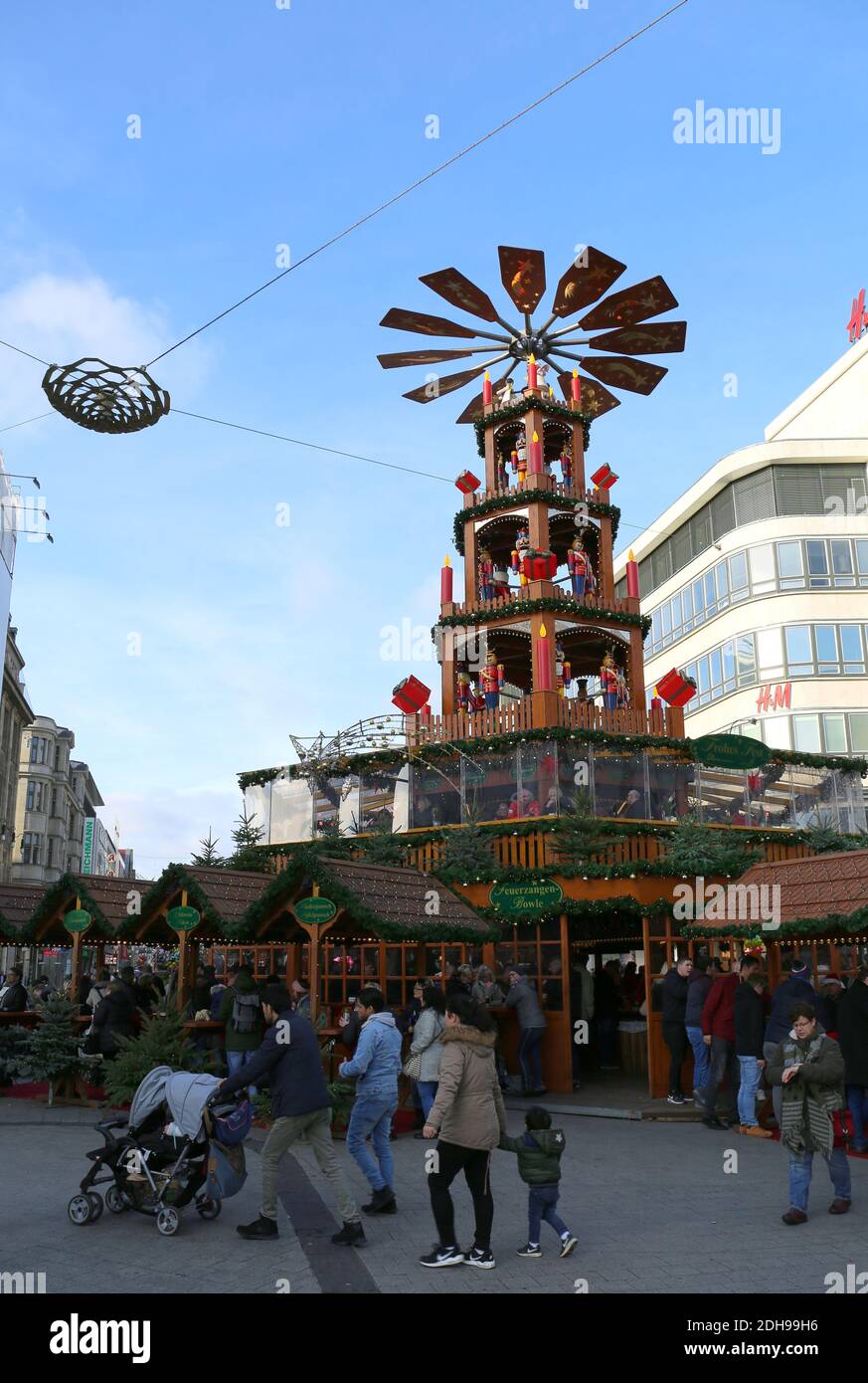HANNOVER, GERMANIA-1 DICEMBRE: Piramide di Natale a Piazza Kropcke. Dicembre 1,2018 ad Hannover, Germania. Foto Stock
