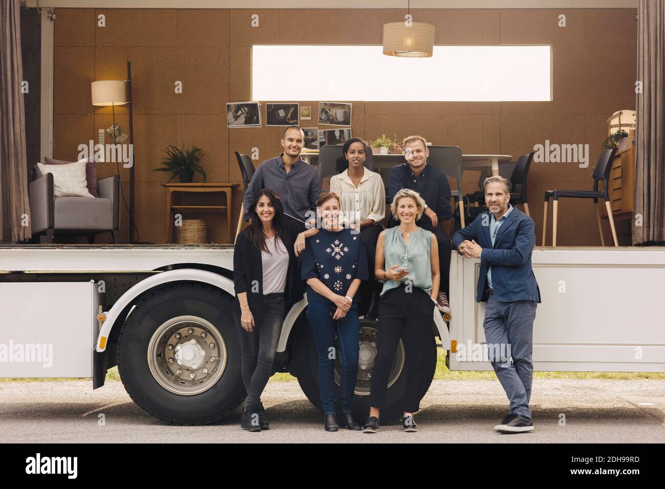 Ritratto completo del team aziendale multi-etnico di fiducia in Portable camion da ufficio Foto Stock