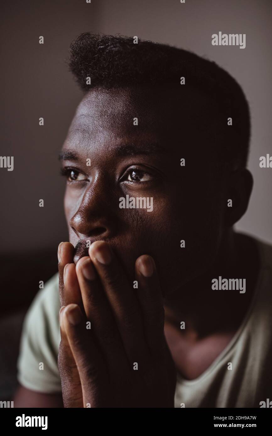 Primo piano di un uomo stressato che guarda via Foto Stock