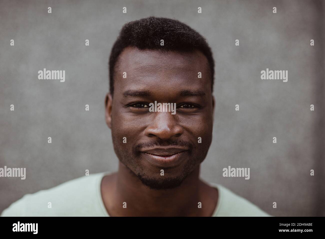 Ritratto in primo piano di un uomo sorridente in piedi all'aperto Foto Stock