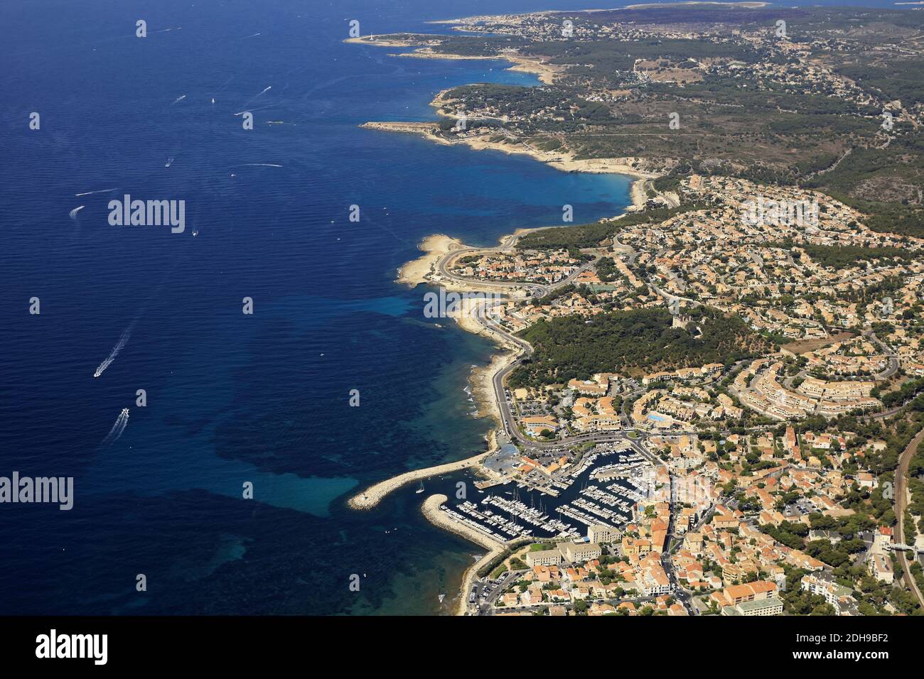 Sausset-les-Pins (Francia sud-orientale): Vista aerea della località balneare, dei suoi porti turistici e dei porti di pesca lungo la Costa Azzurra Foto Stock