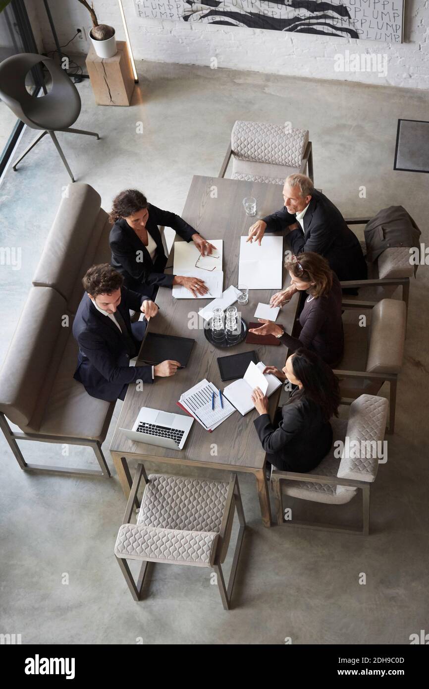 Visualizzazione ad alto angolo di clienti e avvocati che pianificano durante la riunione in ufficio Foto Stock