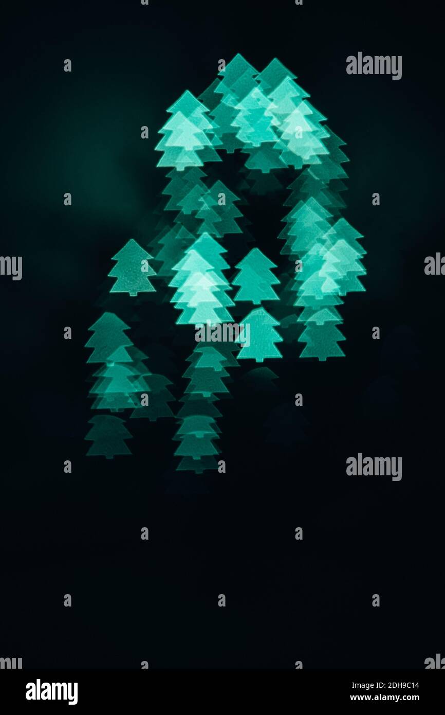 Il bokeh si illumina a forma di albero di Natale verde. Sfondo per la modalità di fusione. Foto Stock